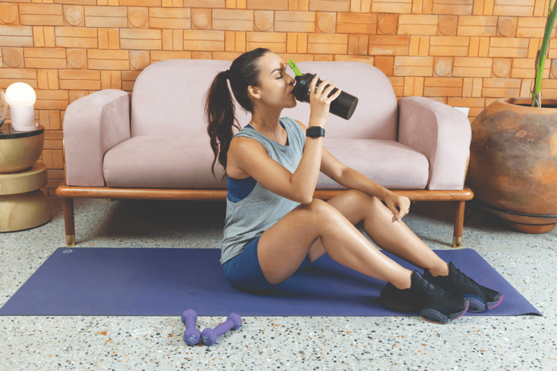 Mujer tomando un batido de Herbalife24 Strength después del ejercicioBatido.