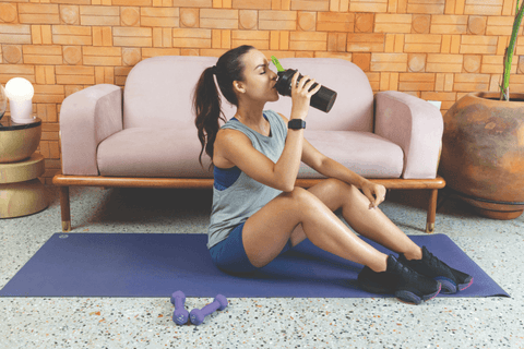 Mujer tomando un batido de Herbalife24 Strength después del ejercicioBatido.
