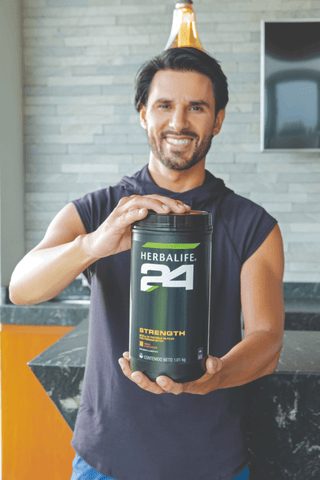 Persona sosteniendo Herbalife24 Strength proteína en polvo